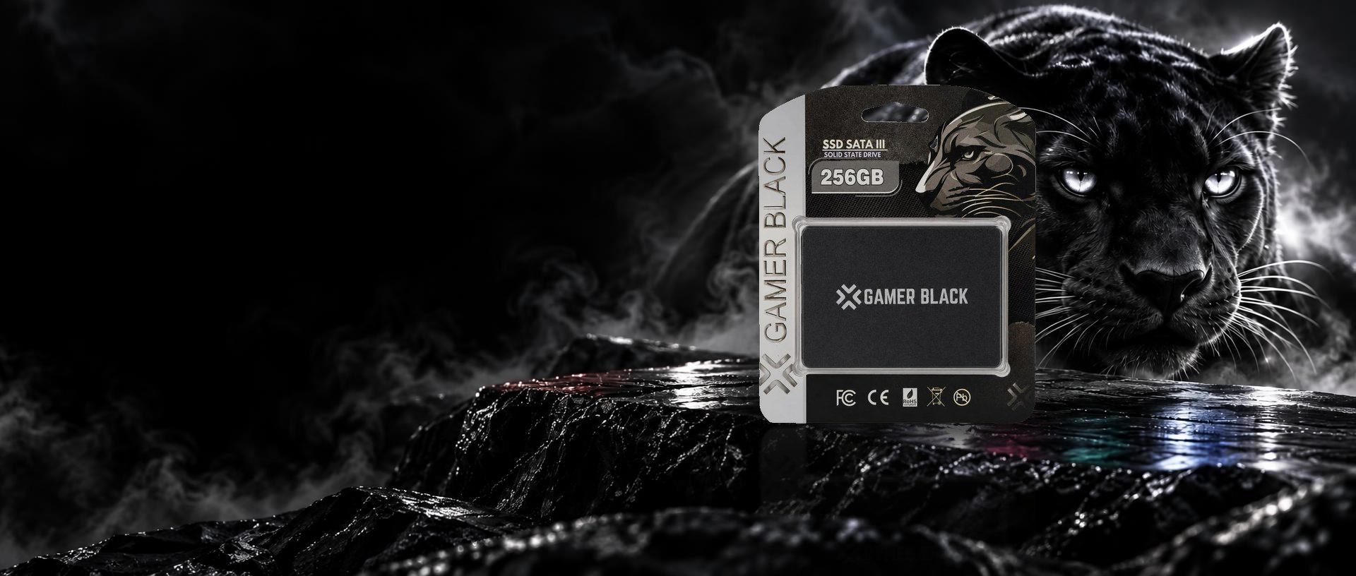 SSD SATA III 256GB Gamer Black sobre rocha escura, guardado por uma pantera negra de olhos prateados